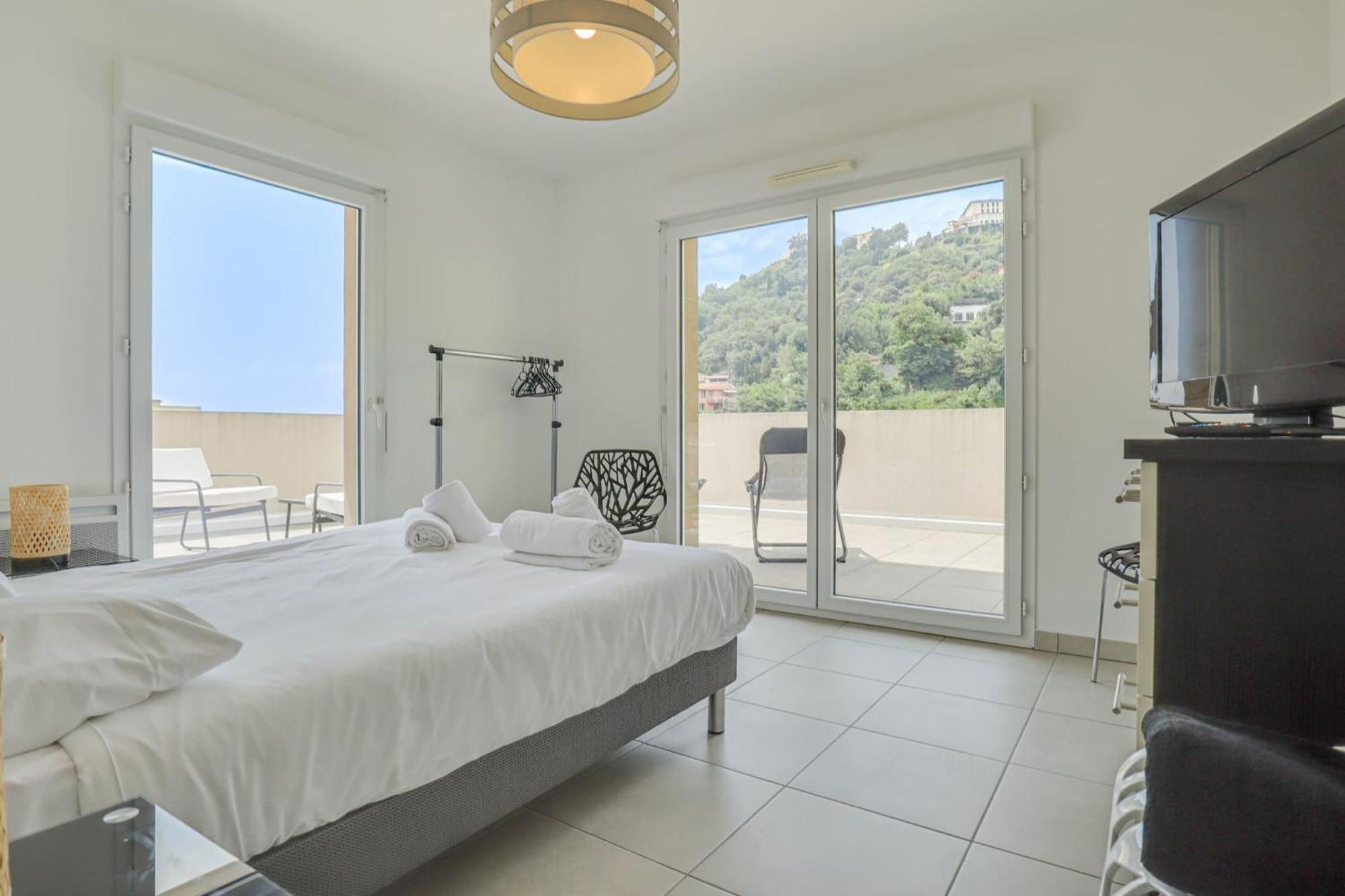 Spacieux Rooftop Parking, Terrasse Ensoleillee Apartment Menton